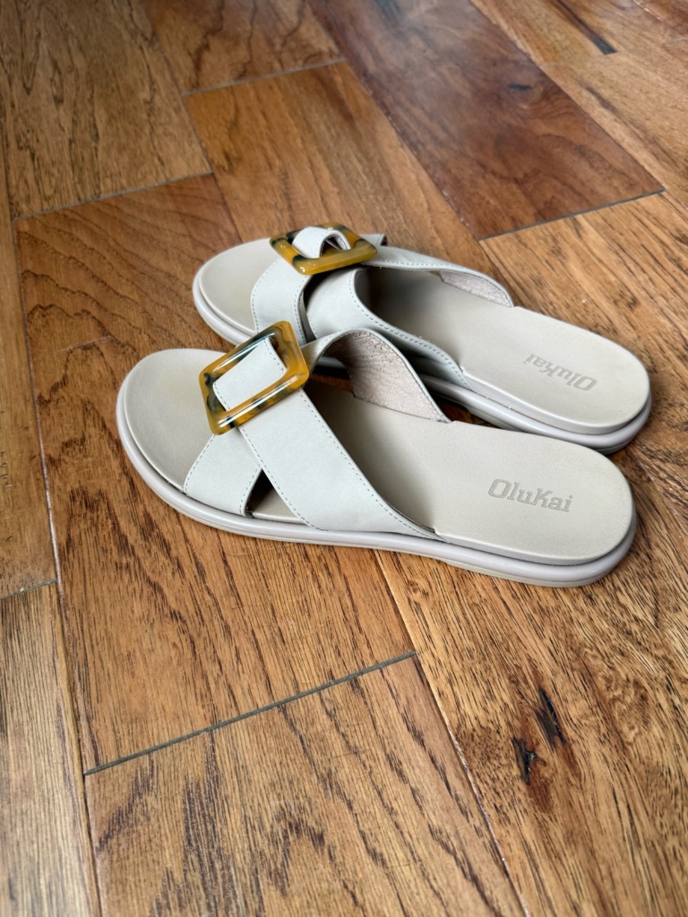 OluKai La'i Slide Women's Sandals - Taupe with Tortoiseshell Buckle - Picture 4 of 5